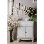 Komoda 2A-1C CLORINE, je eleganten kos pohištva, ki popestri vaš prostor. S svojim posebnim dizajnom cvetličnih vzorcev na vratih komode, popestri in