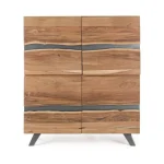 Komoda 2A-2A ARO je eleganten kos pohištva, ki popestri vaš prostor. Njen poseben dizajn vas bo navdušil, saj prinese vašemu prostoru eleganco in