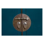 Komoda 2A-2C JINAN modra . Komoda 2A-2C JINAN modra je narejena iz lesa. Ima bakrene ročaje Material: - Les - Baker Barva: - Modra - Baker ročaji Dimenzije: