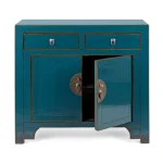 Komoda 2A-2C JINAN modra . Komoda 2A-2C JINAN modra je narejena iz lesa. Ima bakrene ročaje Material: - Les - Baker Barva: - Modra - Baker ročaji Dimenzije: