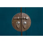 Komoda 2A-2C JINAN modra . Komoda 2A-2C JINAN modra je narejena iz lesa. Ima bakrene ročaje Material: - Les - Baker Barva: - Modra - Baker ročaji Dimenzije: