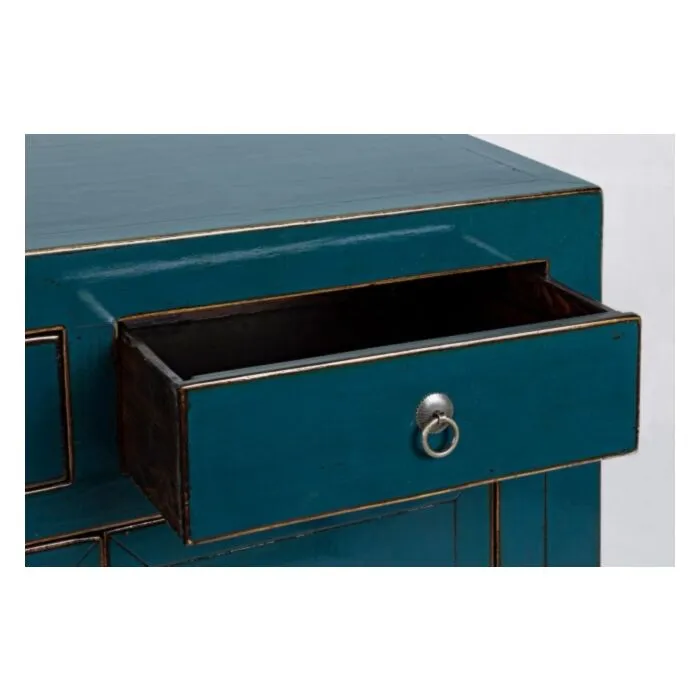 Komoda 2A-2C JINAN modra . Komoda 2A-2C JINAN modra je narejena iz lesa. Ima bakrene ročaje Material: - Les - Baker Barva: - Modra - Baker ročaji Dimenzije: