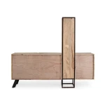 Komoda 2A-2C MANCHESTER . Komoda 2A-2C MANCHESTER ima okvir iz lesa in jekla, noge so nastavljive. Dimenzije: širina: 193cm globina: 38cm višina: 165cm