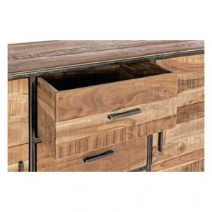 Komoda 2A-3C ELMER . Komoda 2A-3C ELMER ima okvir iz lesa, noge so iz kovine v črni barvi. Ker je okvir obdelan ročno, so oblike in velikosti ki jih tvori