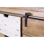 Komoda 2A-3C TUDOR . Komoda TUDOR je narejena iz lesenega okvirja (mango), podnožje je kovinsko. Dimenzije: širina: 150cm globina: 38cm višina: 85cm