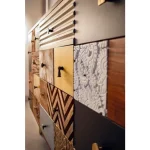 Komoda 2A-4C DHAVAL . Komoda 2A-4C DHAVAL ima okvir iz lesa in MDF-ja. Ročaji so iz kovine. Narejena je iz kakovostnega mangovega in akacijevega lesa. Ima