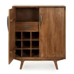 Komoda 2A SHERMAN, je eleganten kos pohištva, ki popestri vaš prostor. Njen poseben dizajn vas bo navdušil, saj prinese vašemu prostoru eleganco in