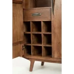 Komoda 2A SHERMAN, je eleganten kos pohištva, ki popestri vaš prostor. Njen poseben dizajn vas bo navdušil, saj prinese vašemu prostoru eleganco in