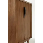 Komoda 2A SHERMAN, je eleganten kos pohištva, ki popestri vaš prostor. Njen poseben dizajn vas bo navdušil, saj prinese vašemu prostoru eleganco in