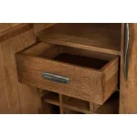 Komoda 2A SHERMAN, je eleganten kos pohištva, ki popestri vaš prostor. Njen poseben dizajn vas bo navdušil, saj prinese vašemu prostoru eleganco in