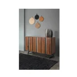 Komoda 3A ARON ima okvir iz lesa in jeklene noge, vrata imajo kovinski vložek. Dimenzije: širina: 145cm globina: 45cm višina: 90cm