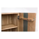 Komoda 3A ARON ima okvir iz lesa in jeklene noge, vrata imajo kovinski vložek. Dimenzije: širina: 145cm globina: 45cm višina: 90cm