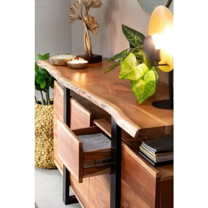 Komoda 4A-2C ARTUR Komoda 4A-2C ARTUR . Komoda 4A-2C ARTUR je edinstven kos pohištva, ki popestri vaš prostor s svojo obliko in eleganco. Narejena je iz kakovostnega