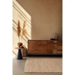 Komoda 4A EGON je eleganten kos pohištva, ki popestri vaš prostor. Njen poseben dizajn vas bo navdušil, saj prinese vašemu prostoru eleganco in