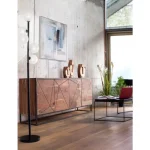 Komoda 4A EGON je eleganten kos pohištva, ki popestri vaš prostor. Njen poseben dizajn vas bo navdušil, saj prinese vašemu prostoru eleganco in