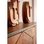 Komoda 4A EGON je eleganten kos pohištva, ki popestri vaš prostor. Njen poseben dizajn vas bo navdušil, saj prinese vašemu prostoru eleganco in