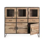 Komoda 6A-3C ELMER . Komoda 6A-3C ELMER ima okvir iz lesa, noge so iz kovine v črni barvi. Ker je okvir obdelan ročno, so oblike in velikosti ki jih tvori