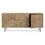 Komoda DARSEY 3A je narejen iz MDF-ja in ima kovinske noge. Struktura je iz lesa, predal ima v vratih. Material: - MDF - Kovinske noge - Les Barva: - Črne