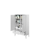 Komoda FAMA . Komoda FAMA je narejena iz kvalitetne laminirane plošče s ABS robovi. Dobavljiva je v beli mat barvi s črnimi ročaji. Material: - Laminirana