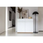 Komoda FURY . Komoda FURY je primerna za vsako spalnico. Ima moderne linije in prefinjen dizajn. Ima sistem "PUSH TO OPEN". Ima dvojna vrata in dva predala.