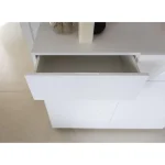 Komoda FURY . Komoda FURY je primerna za vsako spalnico. Ima moderne linije in prefinjen dizajn. Ima sistem "PUSH TO OPEN". Ima dvojna vrata in dva predala.