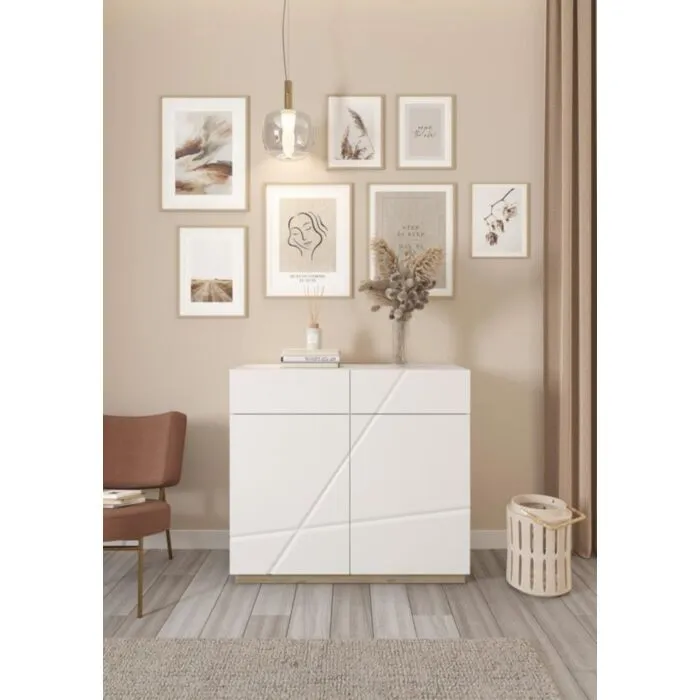 Komoda FURY . Komoda FURY je primerna za vsako spalnico. Ima moderne linije in prefinjen dizajn. Ima sistem "PUSH TO OPEN". Ima dvojna vrata in dva predala.