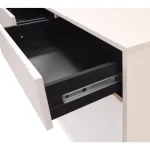 Komoda MILI bež . Komoda MILI bež je elegantna in funkcionalna izbira za vsak dom. Korpus je izdelan iz kakovostne laminirane plošče debeline 16 mm v