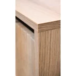 Komoda MILI hrast . Komoda MILI hrast je elegantna in funkcionalna izbira za vsak dom. Korpus je izdelan iz kakovostne laminirane plošče debeline 16 mm v