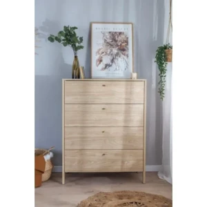 Komoda NOLE . Komoda NOLE je narejena iz laminirane iverne plošče debeline 16mm. Vsebuje štiri predale s kovinskimi ročaji. Barva komode je v oljnatem