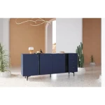 Komoda OLUR 3 . Komoda OLUR 3 je eleganten kos pohištva, ki popestri vaš prostor. Njen poseben dizajn vas bo navdušil, saj prinese vašemu prostoru eleganco