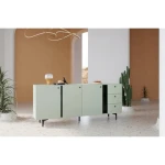 Komoda OLUR 3 . Komoda OLUR 3 je eleganten kos pohištva, ki popestri vaš prostor. Njen poseben dizajn vas bo navdušil, saj prinese vašemu prostoru eleganco