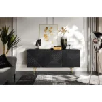 Komoda PIRAMIDA črna . Komoda PIRAMIDA je moderno oblikovana in elegantnega videza, brez ročajev. Sistem odpiranja push to open tihega zapiranja. V črni mat