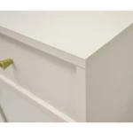 Komoda TOMI je prava izbira za sodobne in elegantne prostore. Narejena iz kakovostne laminirane plošče debeline 16 mm, zagotavlja trdnost in dolgotrajno