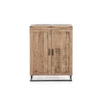 Komoda za steklenice 2A ELMER . Komoda za steklenice 2A ELMER je eleganten kos pohištva, ki popestri vaš prostor. Njen poseben dizajn vas bo navdušil, saj