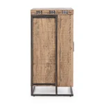 Komoda za steklenice 2A ELMER . Komoda za steklenice 2A ELMER je eleganten kos pohištva, ki popestri vaš prostor. Njen poseben dizajn vas bo navdušil, saj