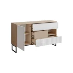 Komoda ZOELA 2 . Komoda ZOELA je moderno oblikovana in elegantnega videza. Brez ročajev, odpiranje po sistemu push to open. V beli mat barvi s kombinacijo