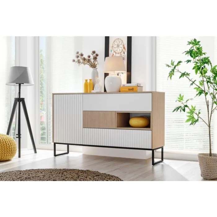 Komoda ZOELA 2 . Komoda ZOELA je moderno oblikovana in elegantnega videza. Brez ročajev, odpiranje po sistemu push to open. V beli mat barvi s kombinacijo