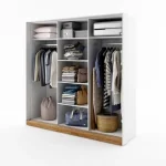 Kompletna spalnica DANI . Kompletna spalnica DANI je izdelana iz trpežne laminirane plošče, zaključene s trpežnim ABS robom. Dobavljiva je v beli barvi s