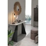 Konzola BLAZAR je eleganten kos pohištva, ki popestri vaš prostor. Njen poseben dizajn vas bo navdušil, saj prinese vašemu prostoru eleganco in