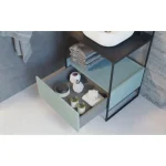 Kopalniška omarica ALAKA ima kovinsko konstrukcijo ter ogledalo. Je odlična rešitev za majhne kopalnice in ustvari dodaten dekor v kopalnici. Ima črno