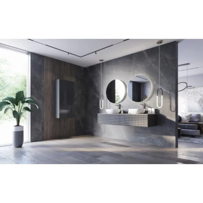 Kopalniška omarica PIRAMIDA . Kopalniška omarica PIRAMIDA je narejena iz odpornega laminata, ki ne bo vpil vlago in čez iam premaz kateri bo pomagal, da