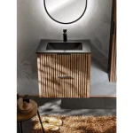 Kopalniški blok ILA 60 . Kopalniški blok ILA 60 je izdelan v sodobnem dizajnu, ki združuje naravno lepoto hrastovega lesa s sodobno črno barvo. Osnovni