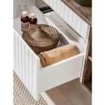 Kopalniški blok SUMMER 180 . Kopalniški blok SUMMER 180 je hkrati enostaven in eleganten, odlikujejo ga vertikalne žlebovi in integriran oprijem –