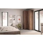 Kotna garderobna omara CINDY 2 . Kotna garderobna omara CINDY 2 je klasičnega videza zato je primerna za vsak prostor. Omara je zelo prostorna saj ima zgoraj