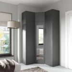 Kotna garderobna omara EMILI 3 . Kotna garderobna omara EMILI 3 je izvirna in stilska. Izdelana iz laminirane plošče. Na voljo v več barvah. Garderobna