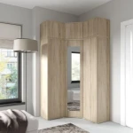 Kotna garderobna omara EMILI 4 . Kotna garderobna omara EMILI 4 je izvirna in stilska. Izdelana iz laminirane plošče. Na voljo v več barvah. Garderobna