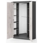 Kotna garderobna omara MAJA . Kotna garderobna omara MAJA je primerna za vsako najstniško ali mladinsko sobo. Ima moderen dizajn in prostora. Vsebuje polic