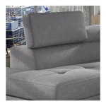 Kotna garnitura ANTON-siva je kotna sedežna garnitura, katera je narejena iz umetnega usnja in blaga. Garnitura se raztegne v ležišče ima zaboj za