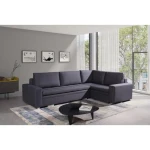 Kotna sedežna garnitura ARWEN . Kotna sedežna garnitura ARWEN je elegantna in preprosta. Raztegne se v dodatno ležišče, kar nudi udobje. Praktična je za