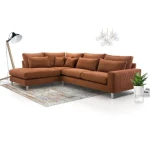 Kotna sedežna garnitura FANTAZIJA . Kotna sedežna garnitura FANTAZIJA je modernega videza. Sedežna je vzmetena z valovitimi vzmetmi. Zraven prejmete